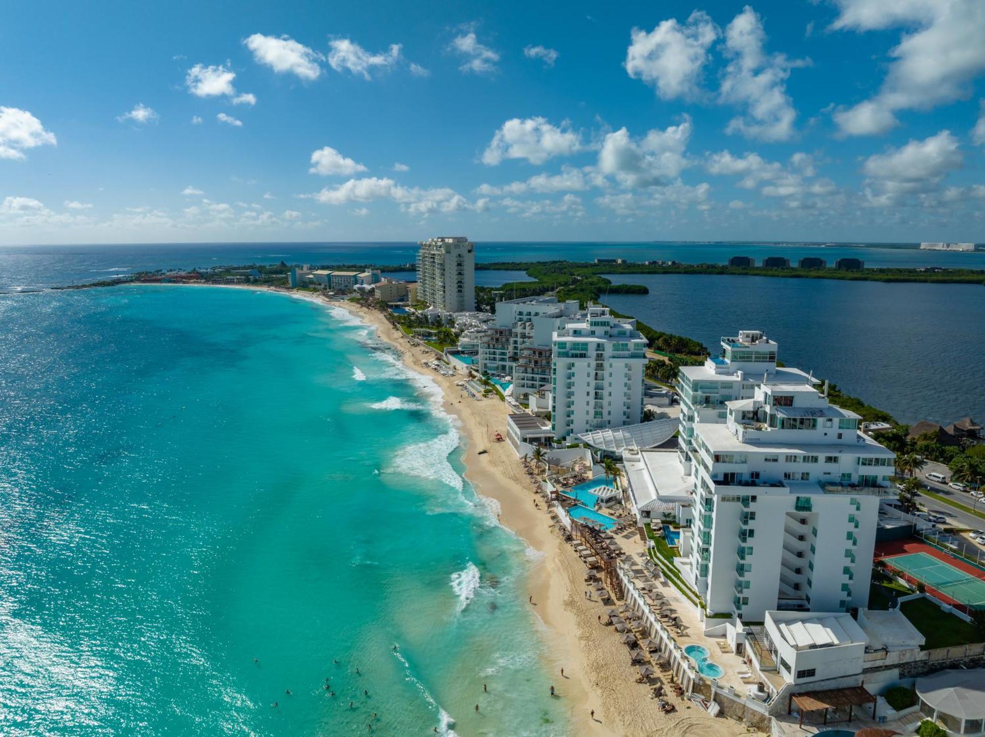 Apartment Beachfront Deluxe -best Ocean View, With Beach, Gym And Cancún